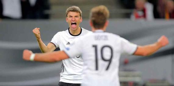  穆勒破门创纪录助拜仁登顶  